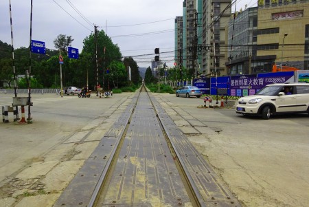 Übergang über die Yunnan-Vietnam-Bahn in Kunming.
