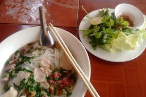 Fö, eine traditionelle Speise der Lao. Reisnudeln mit einer Herzhaften Suppe und Kräutern.