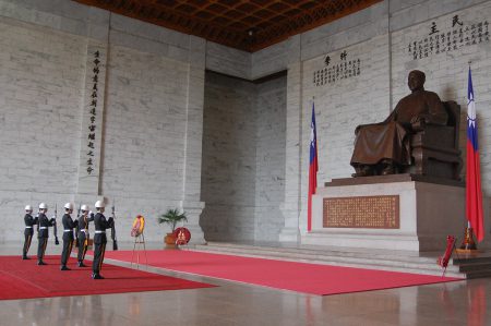 Foto: "Change of Guards at Chiang Kai-Shek Memorial Hall" von Edwin Lee. Lizenziert unter CC BY 2.0.